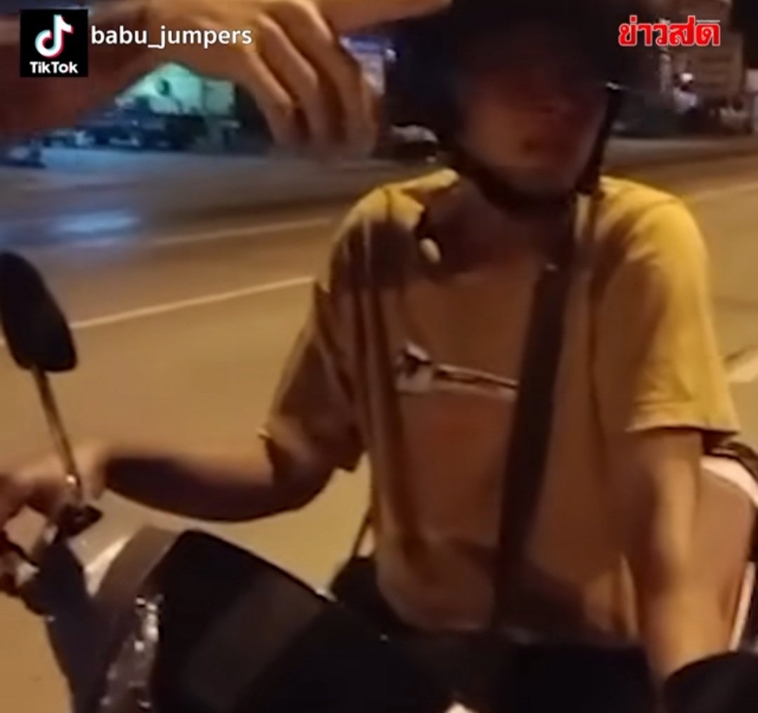 A drunk motorcyclist fell asleep in his bike in the middle of the road late Thursday night. It took nearly a minute for two passegersby to wake him up and direct him to safety. (Photos from TikTok user babu_jumpers.) #Thailand #WhatsHappeningInThailand #KE