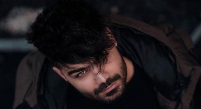 İran’daki protestolar boyunca siyasi şarkılar söyleyerek gösterilere destek veren ve 2 Ekim’de gözaltına alınan Kürt sanatçı Samin Yassin (Seydî) çıkarıldığı mahkemece idama mahkûm edildi.