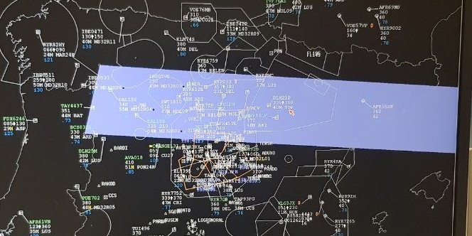 controladores's tweet photo. Y así vemos en pantalla la zona delimitada por si tuviéramos que instruir, en caso de ser necesario, a que algún vuelo se desvíe de su ruta para evitar. https://t.co/x5nwWcQ0IL