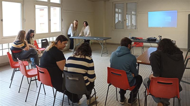 CapitaineFibre's tweet photo. L'inclusion numérique dans #le64 passe aussi par l'entraide entre acteurs de terrain. Aujourd'hui, @LaFibre64 intervient auprès des nouveaux #servicecivique d'@uniscite #Bayonne autour de la posture de médiateur numérique. 
@departement64 @ANCTerritoires https://t.co/ED67dmdtk8