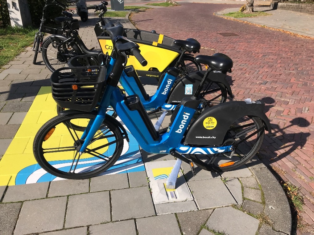 Forget the hassle of plugs and cords; it is now possible to charge shared e-bikes via the kickstand by parking them on a special paving stone.

The Municipality of Arnhem is the first city in the world where the <a href="/tilercharge/">Tiler</a> system has been put into use.

verkeersnet.nl/actueel/44908/…