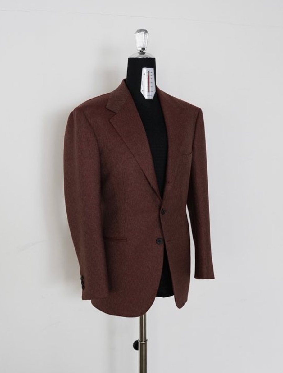 batemanogdenltd's tweet photo. Thank you to @linea.sartoria for these pictures of this fabulous tweed jacket made using our cloth no. VV01 from our Verve Collection. 

Weighing 480gms, it is guaranteed to keep the cold out during wintertime.

#tweed #garment #jacketing #jacket #winter #Verve #VV1 #ootd https://t.co/F6oPqgYd1x