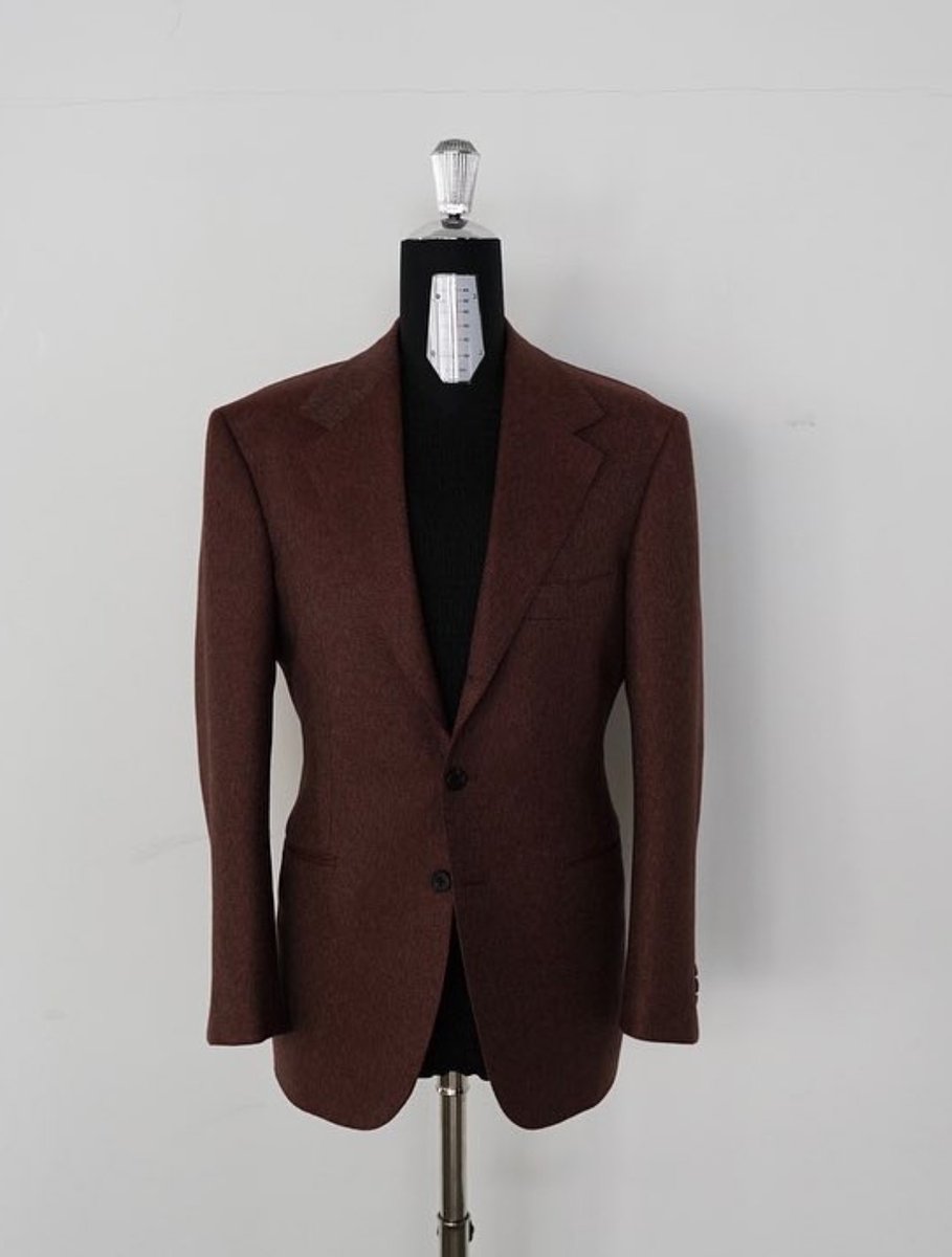 batemanogdenltd's tweet photo. Thank you to @linea.sartoria for these pictures of this fabulous tweed jacket made using our cloth no. VV01 from our Verve Collection. 

Weighing 480gms, it is guaranteed to keep the cold out during wintertime.

#tweed #garment #jacketing #jacket #winter #Verve #VV1 #ootd https://t.co/F6oPqgYd1x