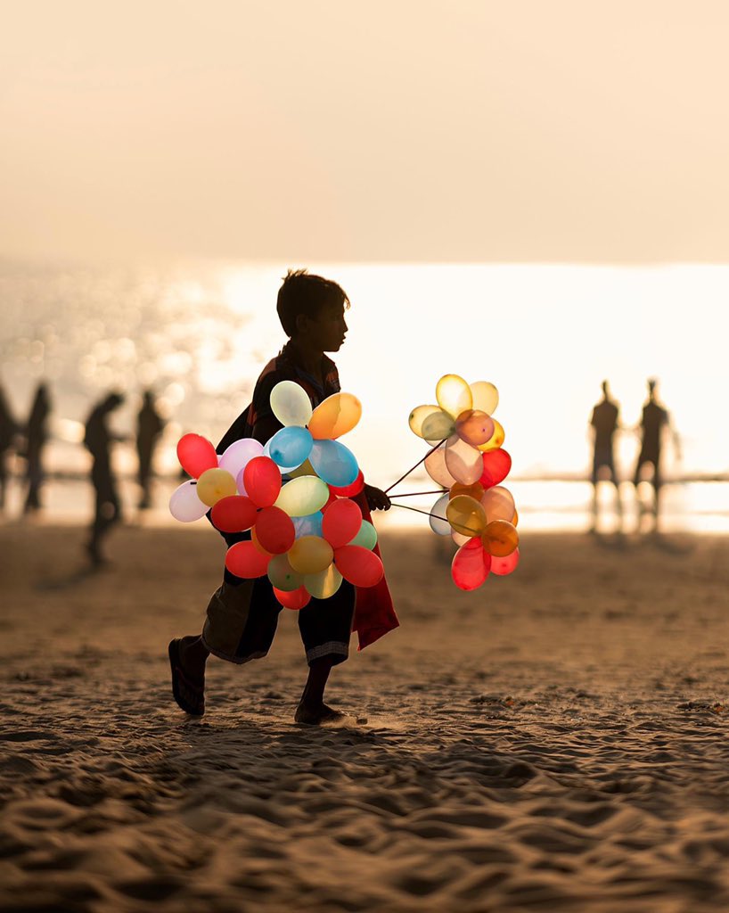 𝐀𝐬𝐡𝐫𝐚𝐟𝐮𝐥 𝐀𝐫𝐞𝐟𝐢𝐧: The balloon vendor