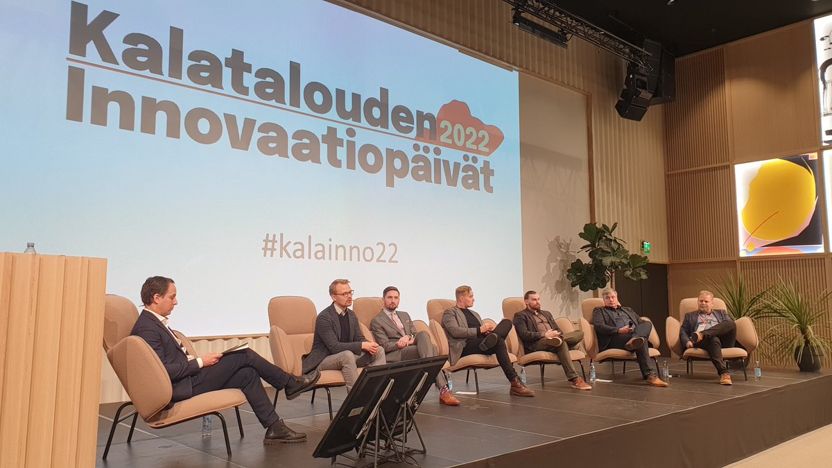 #kalainno22 vuorossa nyt paneelikeskustelu eri puolueiden edustajien kanssa. Paneelissa pohditaan, miten kotimaisen kalan tarjonnan kasvu turvataan.
