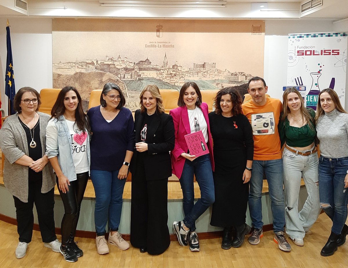 Muchas gracias a <a href="/boticariagarcia/">Marián García</a> y <a href="/gemaherrerias/">Gema Herrerías</a> por inaugurar el nuevo ciclo de #MaridajesCuánticos de @ciencialacarta. Nos hablaron de su libro “Radiografía de un cosmético” y aprendimos de antioxidantes, de radicales libres y mucho más 💄.