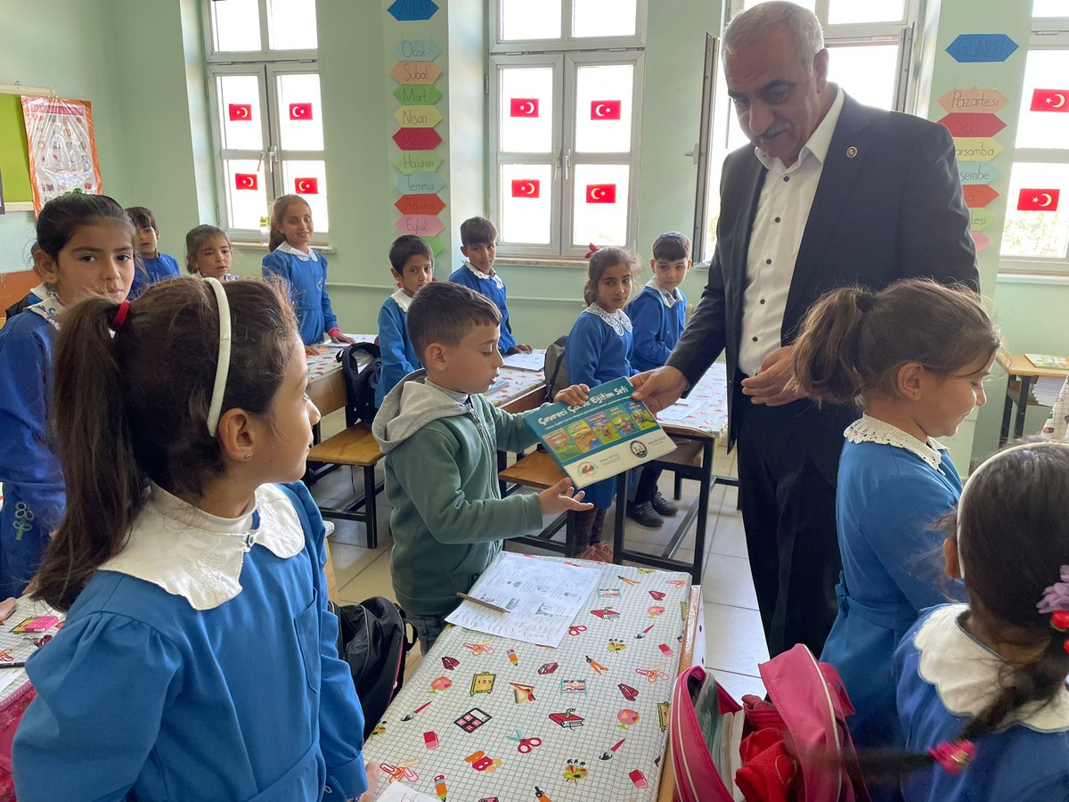 Belediyemizin katkıları ile hazırlanan; öğrencilere geri dönüşüm, çevre temizliği ve sağlık konularını içeren hikaye kitaplarını Mehmet Akif Ersoy İlkokulu'nda dağıttık.

Öğrencilerimize iyi okumalar ve başarılar dileriz.

<a href="/mehmetozhaseki/">Mehmet Özhaseki</a> 
<a href="/aysesula/">AYŞE SULA KÖSEOĞLU</a>