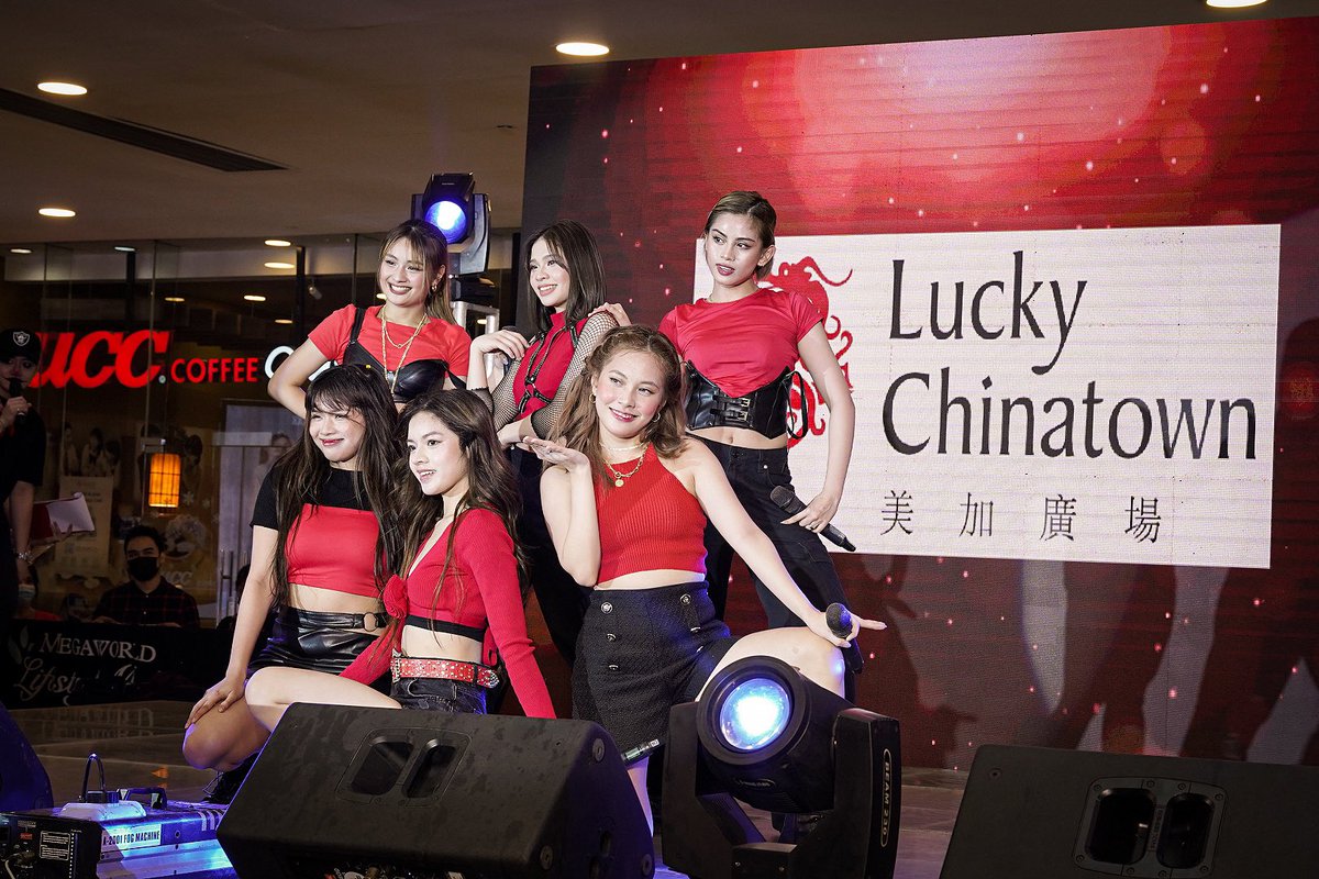 calistasocials's tweet photo. Ending our mall tour with bang at @MegaworldMalls - Lucky Chinatown ✨

Check out our full photo set here: https://t.co/tLbBDOI2SC

#CalistaPH #MerlionArtists #DontHaveTime #ChristmasRush https://t.co/jpmVxntA1l