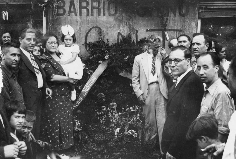 Barcelona Agost-Setembre 1936.
Frederica Montseny, amb la seva filla Vida als braços, en un homenatge a Francisco Ascaso en el lloc on va caure mort, el 20 de juliol de 1936, durant les jornades revolucionàries contra el feixisme.
Foto: Josep Maria Sagarra i Plana
Font: ANC