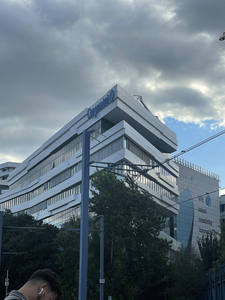 FinalGamingTv's tweet photo. Qui à une boîte qui a des bureaux gigantesque ? https://t.co/hfSM9EoJRc