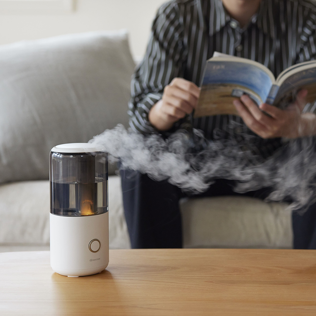 rhythm_1950's tweet photo. ◤秋の新商品 MIST Mini🌷◢
\#リズム では、加湿器の機能性とコンパクトでおしゃれな見た目を兼ね備えた、新商品「#MISTMini」が発売中です✨
快適な湿度を保ちつつ、キャンドルのようにゆらぐあかりを眺めながら、お気に入りのアロマの香りを楽しみませんか?🌙こちらから⇒https://t.co/gmf3yIU6MR https://t.co/ROp8oGVncl
