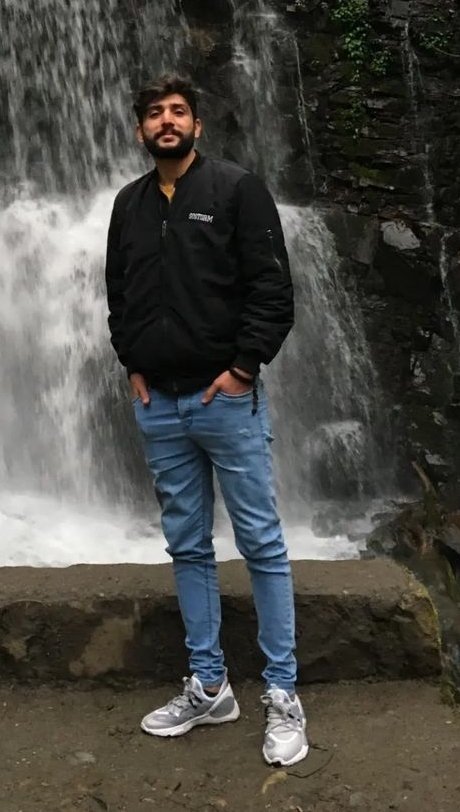 "Am I going to die?" 

#ErfanZamani 's last words as he took his last breath.

They shot him, watched him bleed, and didn't let anyone help him. 

The Islamic Republic murdered him in cold blood. But our heroes will never die. They will live on as symbols of bravery.

#MahsaAmini