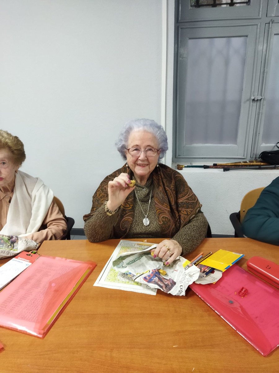 CruzRojaSalaman's tweet photo. [#Mayores] 
¡No hay que perder las buenas costumbres! 🌰En Cruz Roja en #Béjar no han faltado los #calbotes, las castañas asadas típicas de Los Santos. Las personas #mayores disfrutaron de la tradición en las actividades del programa 'Enrédate' subvencionado por @jcyl https://t.co/RcSyFCsMyM