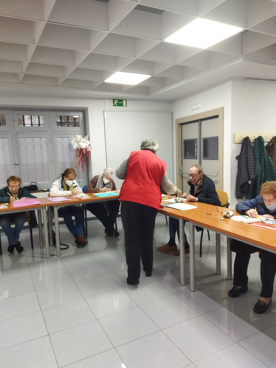 CruzRojaSalaman's tweet photo. [#Mayores] 
¡No hay que perder las buenas costumbres! 🌰En Cruz Roja en #Béjar no han faltado los #calbotes, las castañas asadas típicas de Los Santos. Las personas #mayores disfrutaron de la tradición en las actividades del programa 'Enrédate' subvencionado por @jcyl https://t.co/RcSyFCsMyM