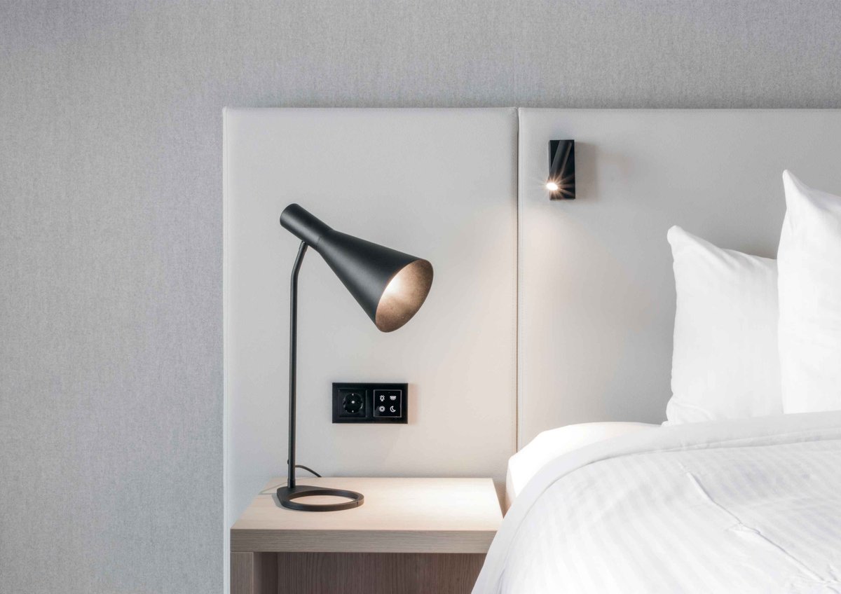 Wist je dat Vecolux ook #hotelprojecten uitwerkt? In samenwerking met Elektra 21 werden er bij Hotel De Blanke Top, 93 hotelkamers dankzij #KNX naar een hoger niveau getild. Lees de volledige uitwerking op onze website: vecolux.be/realisaties/ho…