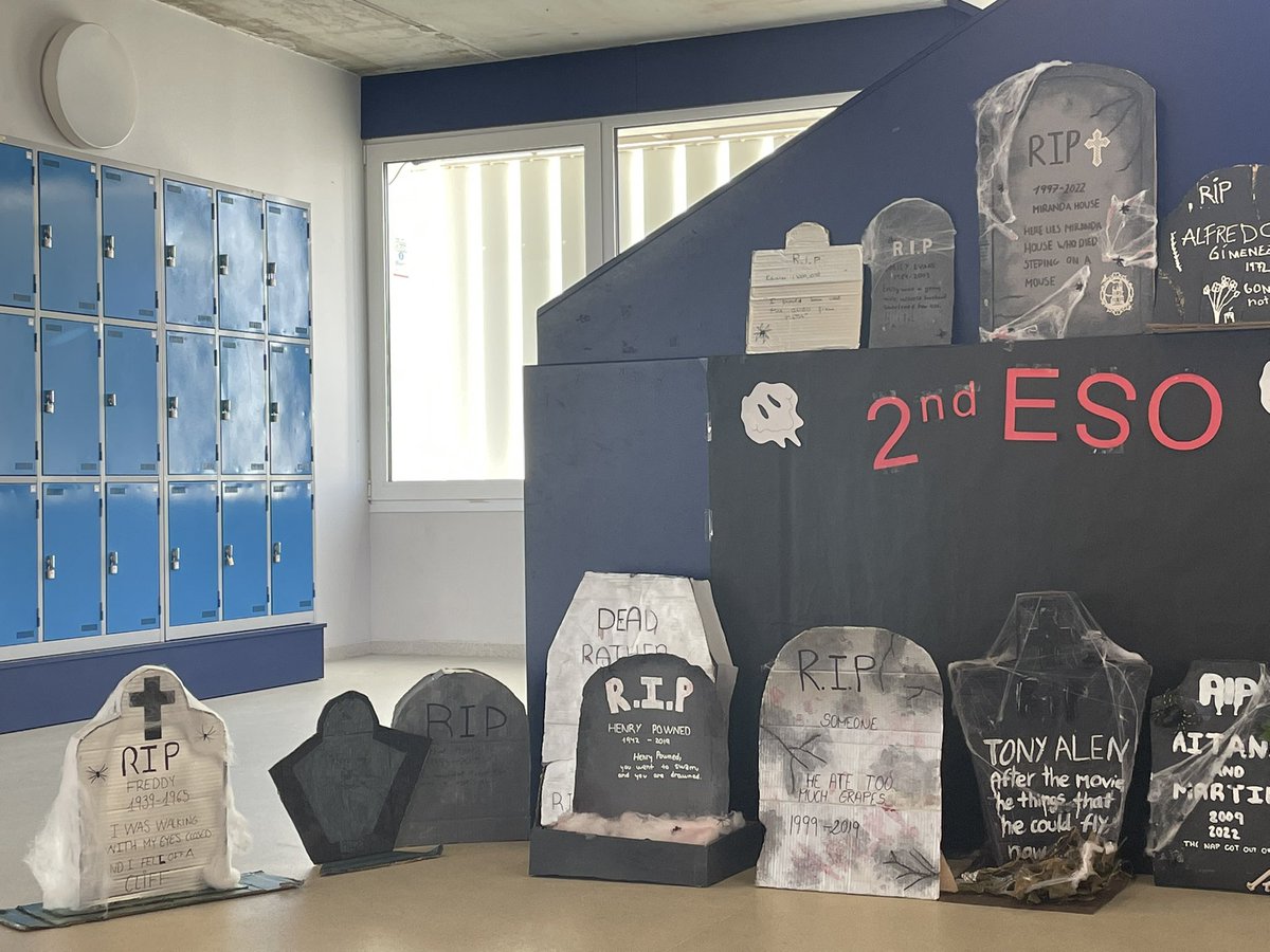 IEsteveAlbert's tweet photo. Aquesta setmana fem l’exposició de tombes amb els seus epitafis al vestíbul de l’Institut. És una activitat del departament d’anglès amb els alumnes de 2n d’ESO per celebrar de manera diferent Halloween. https://t.co/IDjjDYtlOX