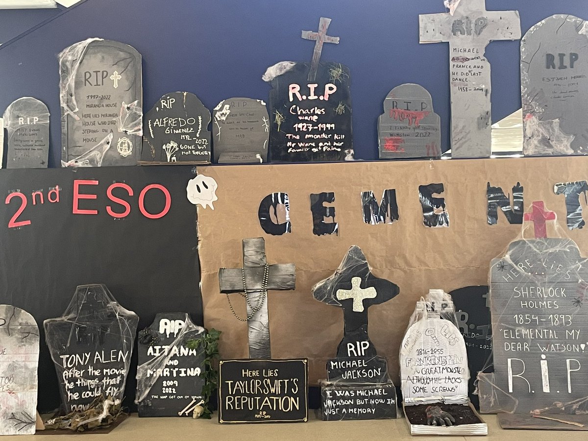 IEsteveAlbert's tweet photo. Aquesta setmana fem l’exposició de tombes amb els seus epitafis al vestíbul de l’Institut. És una activitat del departament d’anglès amb els alumnes de 2n d’ESO per celebrar de manera diferent Halloween. https://t.co/IDjjDYtlOX