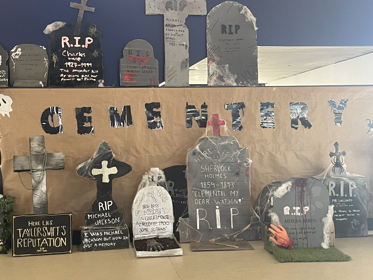 IEsteveAlbert's tweet photo. Aquesta setmana fem l’exposició de tombes amb els seus epitafis al vestíbul de l’Institut. És una activitat del departament d’anglès amb els alumnes de 2n d’ESO per celebrar de manera diferent Halloween. https://t.co/IDjjDYtlOX