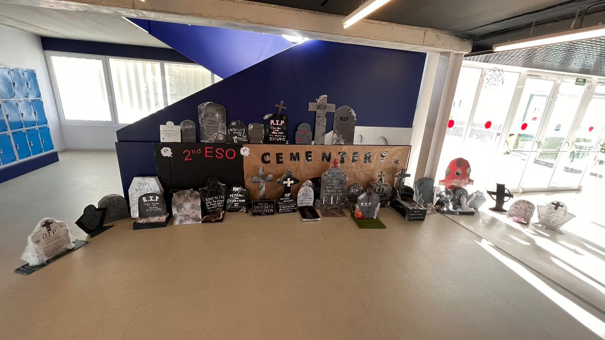 IEsteveAlbert's tweet photo. Aquesta setmana fem l’exposició de tombes amb els seus epitafis al vestíbul de l’Institut. És una activitat del departament d’anglès amb els alumnes de 2n d’ESO per celebrar de manera diferent Halloween. https://t.co/IDjjDYtlOX