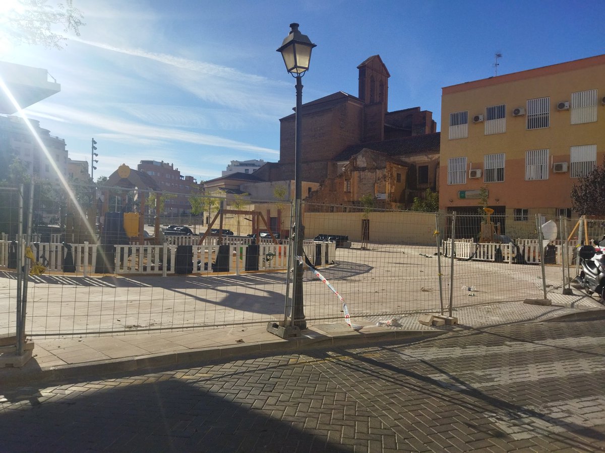 genogm's tweet photo. ¿Hasta cuándo tenemos que estar aguantando esto con las obras terminadas desde mediados de junio? @malaga vergüenza de gestión, se nota que @pacodelatorrep no pasa por aquí, pero los vecinos y los extranjeros que se alojan en los hoteles de 5* lo sufrimos a diario desde enero. https://t.co/gSJjhXg1LK