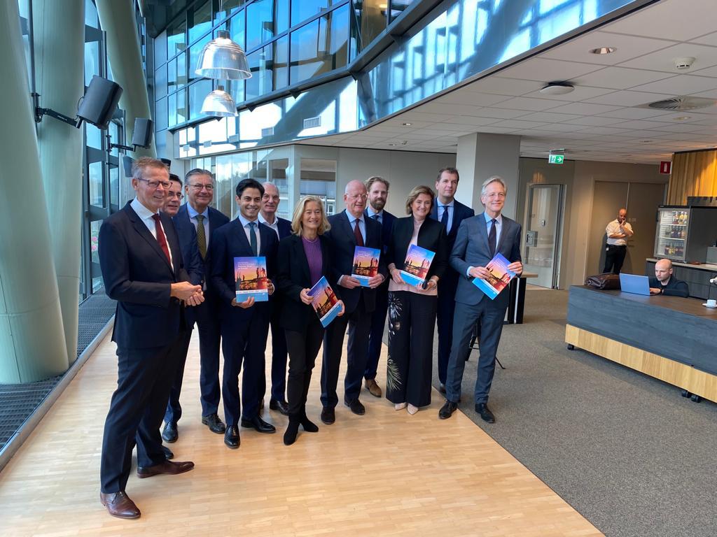 FME_NL's tweet image. Techniekbranches slaan handen ineen om 60.000 technische vacatures te vervullen. Door tekort aan technisch geschoolde mensen dreigt de uitvoering van onder meer de energietransitie en de bouwopgave vast te lopen. 

#AanvalsplanTechniek #OndernemenVoorNL

fme.nl/techniekbranch…