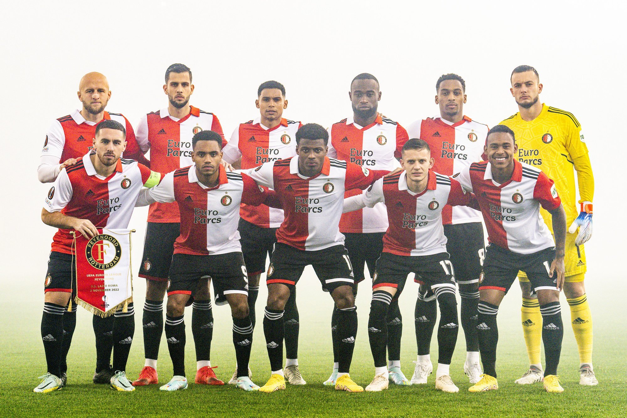 FgtUklIWAAIN2B2?format=jpg&name=large