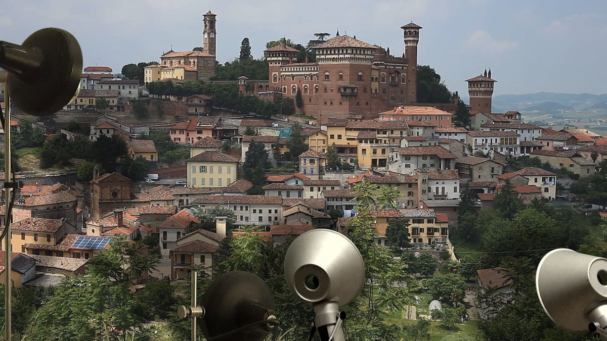 GAMeCBergamo's tweet photo. In mostra alla GAMeC, anche il film "Quantum", opera del collettivo #Flatform. Partendo dalla ripresa statica di un paese italiano di collina, il film si snoda su un doppio filo tra realtà e finzione...
Curioso di saperne di più? Organizza la tua visita!
https://t.co/3u3xy45adC https://t.co/N0QIluF0WT