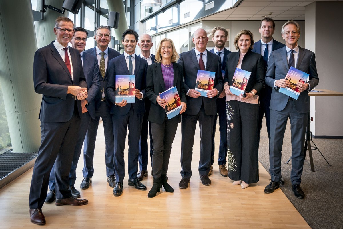 Samen met <a href="/VNONCW/">VNO-NCW</a> en technische branches pakken we de arbeidsmarktkrapte in de technieksector aan. 

Micky Adriaansens (<a href="/MinisterEZK/">Heleen Herbert</a>) heeft vandaag namens het kabinet het Aanvalsplan Techniek in ontvangst genomen.