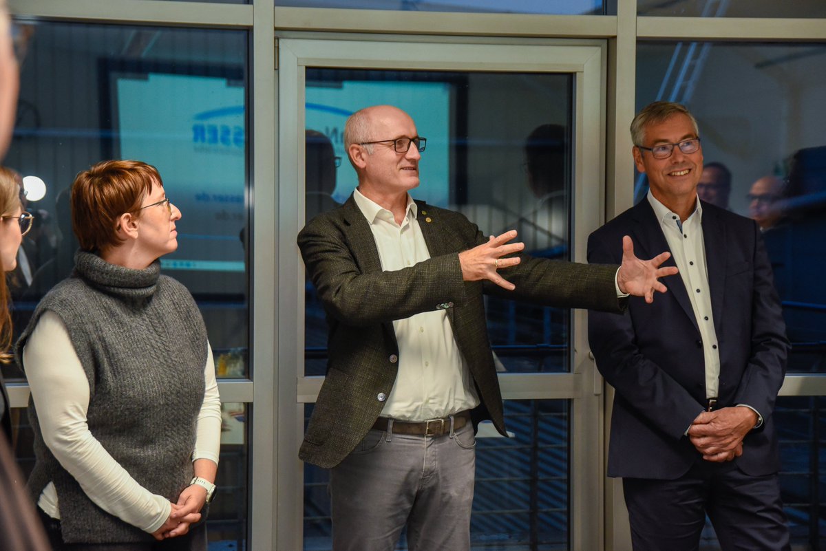 JRF_NRW's tweet photo. Zwei wichtige Anlässe an einem Tag: Beim JRF-Mitglied @IKT_Institut findet die turnusmäßige #Evaluierung durch die JRF statt. Gleichzeitig wurde vor genau 29 Jahren der Grundstein für das Institut gelegt. Happy Birthday!🥳 #Starkregen #Infrastruktur https://t.co/gxmXXBMR3j