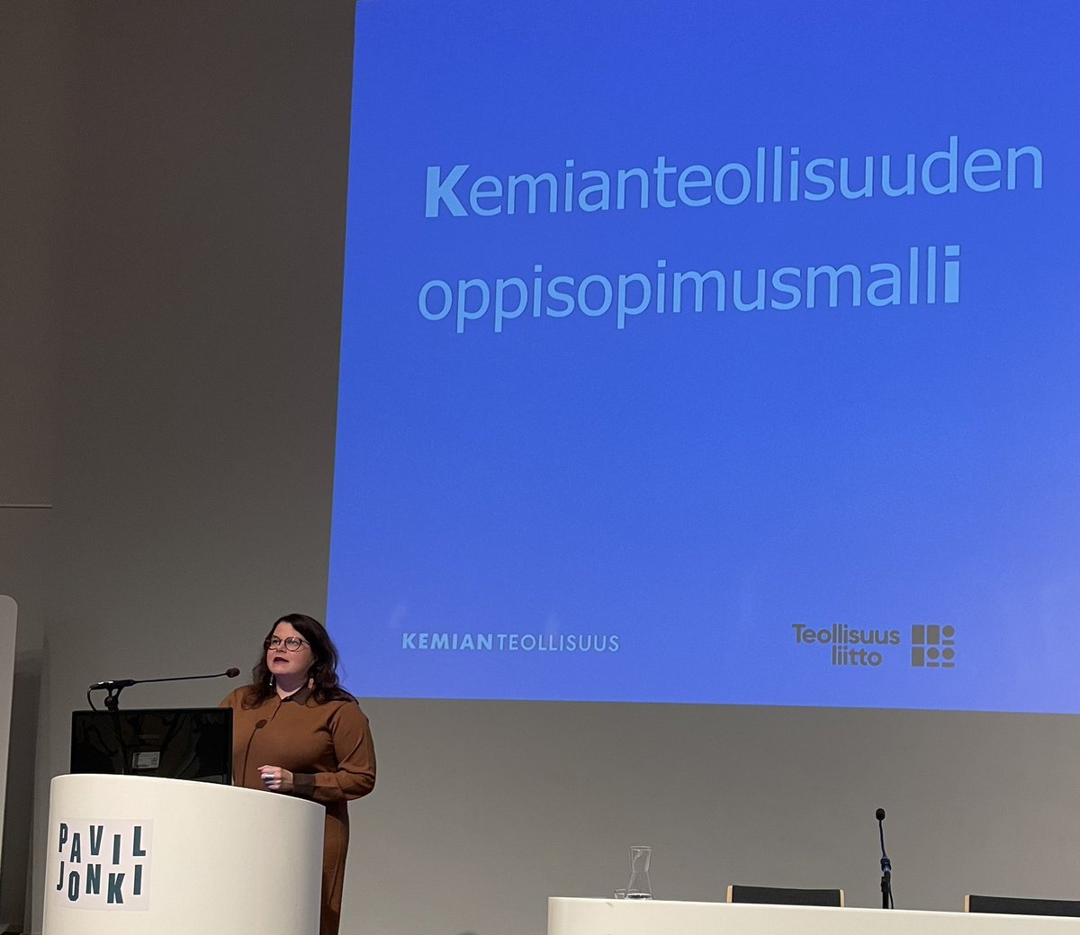 Kemianteollisuuden oppisopimusmalli esittelyssä Suomen oppisopimusosaajien syysseminaarissa. Tärkeintä mallissa omasta mielestäni on se, että Kemianteollisuuden yritykset alkaisivat jatkossa työllistää enemmän nuoria oppisopimuksella. #oppisopimus #ammatillinenkoulutus