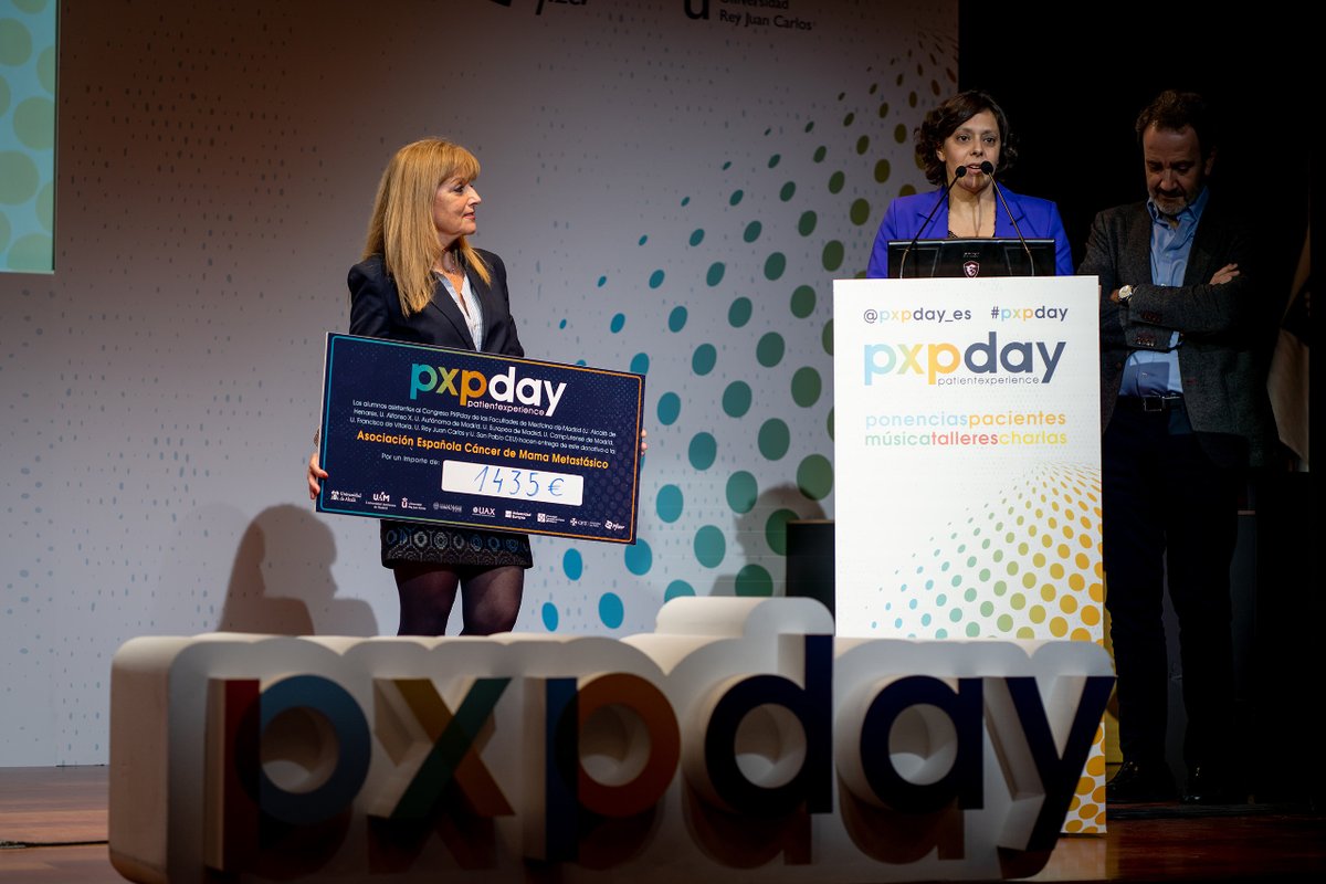 pxpday_es's tweet photo. En #PXPday22 los estudiantes decidieron que la organización destinataria de  toda la recaudación fuera @CMMetastasico 👏🏻👏🏻

Dos de sus socias, @raquelcampoy y @chinarevuelta, nos acompañaron y recogieron la donación 😊

#cáncerdemama #pacientes #solidaridad https://t.co/3T4T0NQVe1