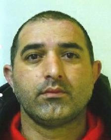 Praha - Kriminalisté z oddělení vražd pátrají po muži, který během tří hodin v Praze napadl čtyři lidi a způsobil jim velmi vážná poranění. Jakékoliv informace k jeho pohybu prosím volejte na linku 158. Pozor, hledaný může být nebezpečný! 1url.cz/TrVxa #policiepha