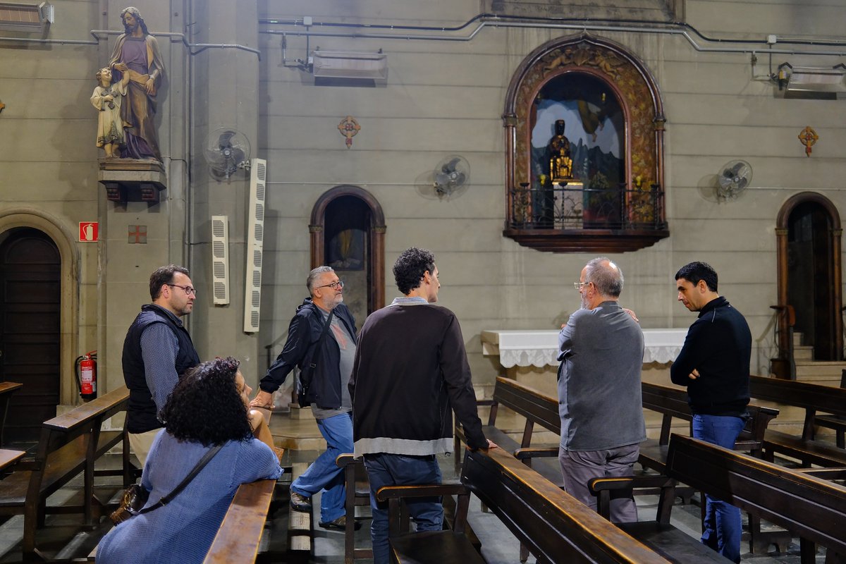 Ahir al vespre, alguns col·laboradors de <a href="/RevistaFocNou/">Foc Nou</a> vam gaudir d'una fantàstica trobada al Poblenou. La reunió va incloure una breu història del barri i una visita a la parròquia de @StaMariaTaulatde de la mà del nostre estimat company, el capellà i periodista <a href="/franromeu/">Francesc Romeu Torrents</a>.