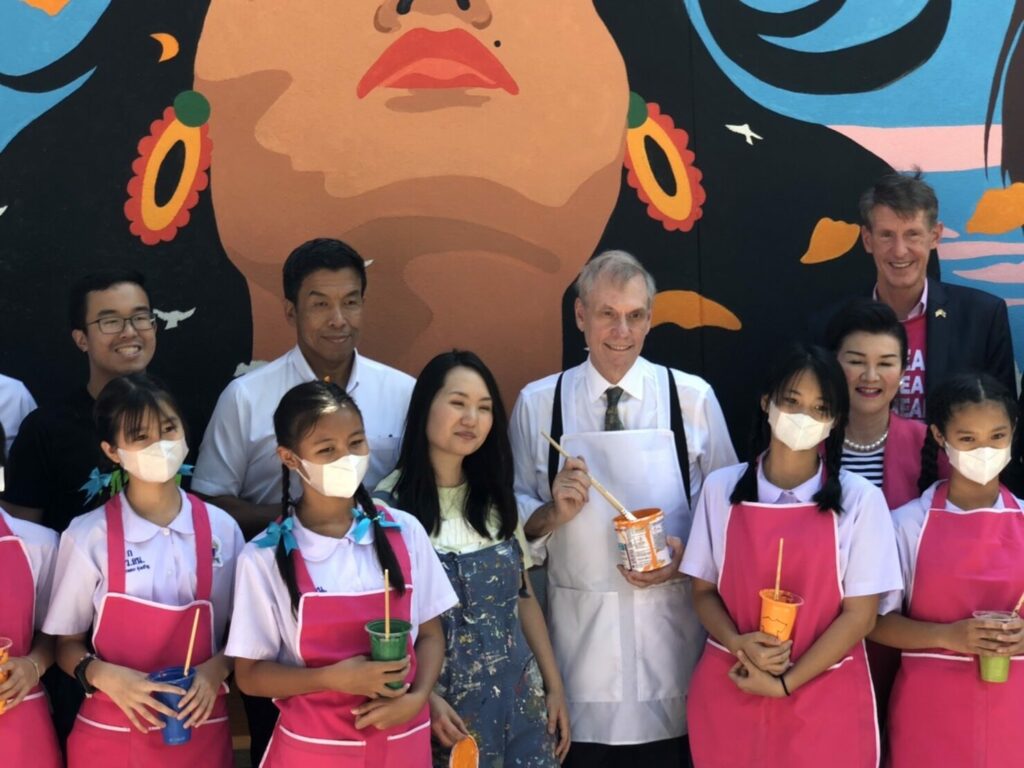 Bangkok governor Chadchart Sittipunt joined US Ambassador Robert F Godec, artists as well as students, in painting a wall of the US Embassy on Wireless Road Friday. Chadchart said art is borderless. The governor said he has met wirh ambassadors from 21 nations. #Thailand #US #KE