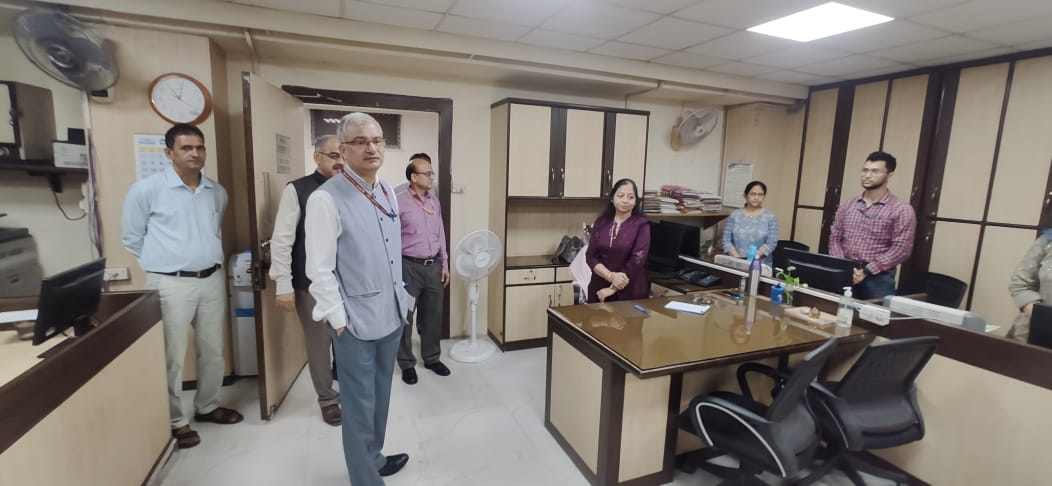 DFS_India's tweet image. Shri Vivek Joshi took charge as the Secretary of the Department of Financial Services (DFS), Ministry of Finance on 01.11.2022. He visited every section of the department and interacted with the staff.