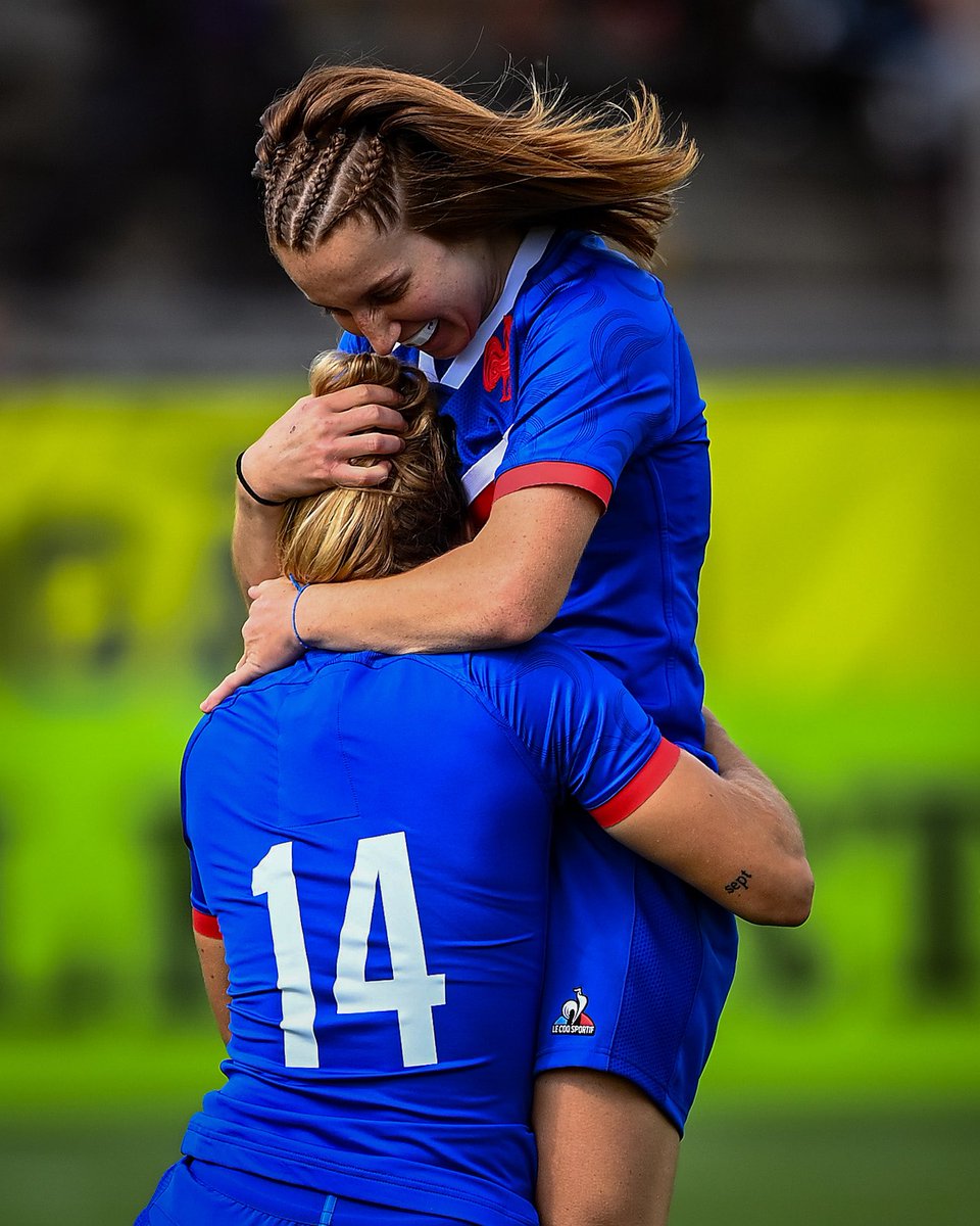 🎂 27 ans une veille de demi-finale avec ses copines ! Joyeux anniversaire @PaulineBourdon9 🥳 #RWC2021 #XVdeFrance