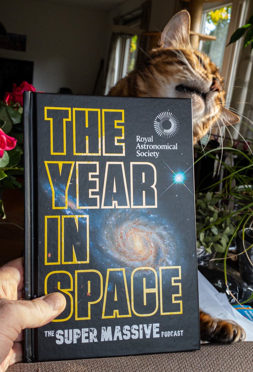 A bespoke scratching post for Christmas for your space cat: it comes with #Tigger’s approval 😽 And when they’re not using it, there are some nice words inside to entertain humans, including a chapter about #JWST by @IzzieClarke with some thoughts from me 🚀🔭