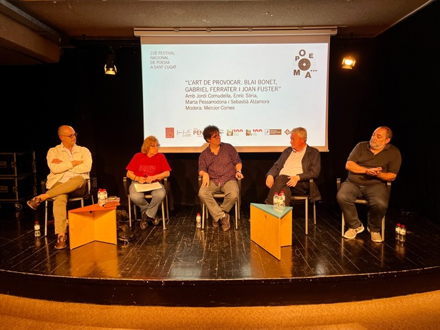 FNPoesiacat's tweet photo. ⚫️ "Parlar de Ferrater, Bonet i Fuster amb intel·lectuals que es confessen ‘provocats’ per aquests noms indefugibles de la nostra tradició moderna no deixa de ser una excusa més per reivindicar un llegat i una actitud." @MelciorComes
➖ Cloenda #FNP22: https://t.co/u8anAFX7XV https://t.co/znqQ19Hj3W