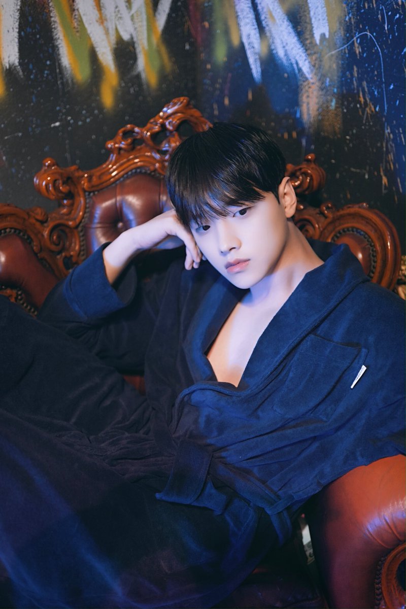 CHARMING Magazine 1호
챠밍 1주년 기념화보
‘Risky Employee'
with. @dengdeng2ee