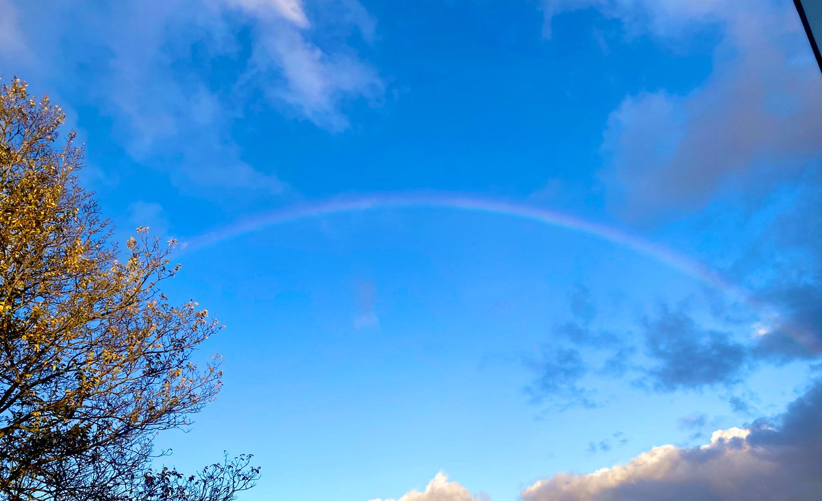 Een prachtige #regenboog op deze #terugvolgvrijdag bijna weekend! Wat zijn jullie plannen? 💖