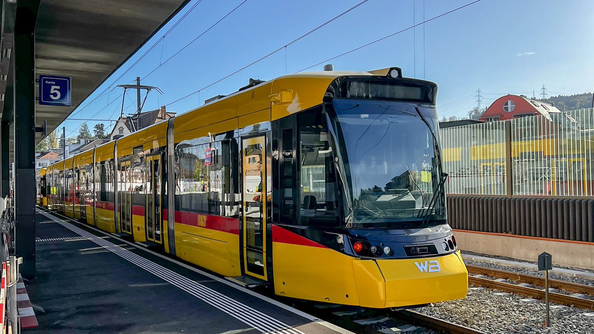 OeLeticia's tweet photo. Endspurt beim Neubau der Waldenburgerbahn. Ab 11. Dez.22 als S19 zwischen Liestal und Waldenburg unterwegs. 

#basellandtransport #waldenburgerbahn #liestal #stadlerrail #oevlive https://t.co/oF0Mr6LwSD