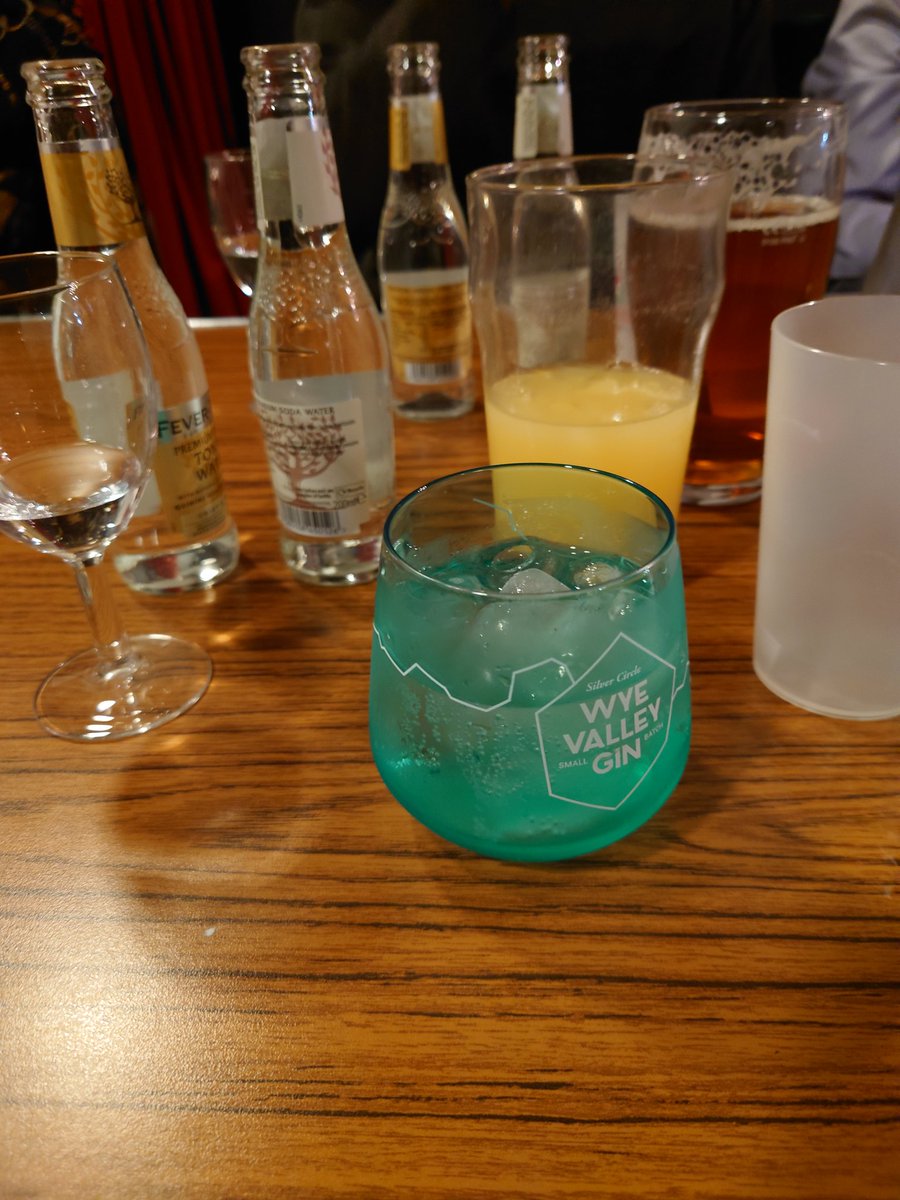 lagadranta's tweet photo. Fabulous Gin Tasting evening by #SilverCircleDistillery at @LondonWelshCCLL last night. https://t.co/lMoGOTvrH9