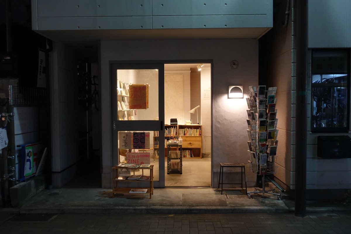 BOOK ROOMの17時45分に撮影した外観。加工していませんよ。もうこんなに暗くなる時期なんですね。

30分ほどの開店でしたが、仕事帰りや学生の方と話ができてよかったです。レシピ本と詩集が旅立ちました。

展示は引き続き募集中です。
note.com/bookcultureclu…