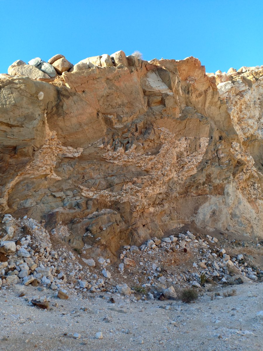 MarulaPlc's tweet photo. 3⃣ The wall & intermediate zones make up over 80% of the pegmatite volume #Lithium (spodumene) is largely confirmed to the intermediate zone.
4⃣ #Tantalum is widespread but more concentrated in the intermediate zone
#MARU #MarulaPlc #miningIndaba #Mining #SouthAfrica https://t.co/PSdxJ5cZcH