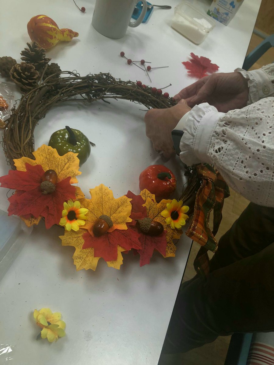 Oor Gillian led a fantastic #creativecoping session last night at @CreateStirling where our family members created these stunning Autumn Wreaths! A fab opportunity to come together and try something new 🍃 #ForthValleyFamilySupportService
