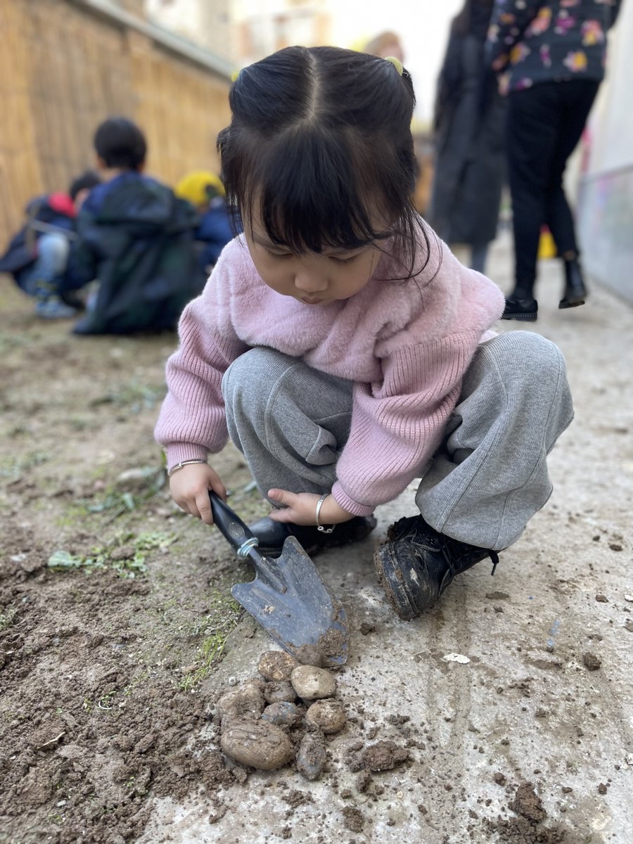 BrianJKasper's tweet image. @OutdoorClassDay was a gooey, muddy, challenging, fun sensory experience at #tashschool @billkralovec @DohaDerek @brian7591 @LenaGT  #natureed