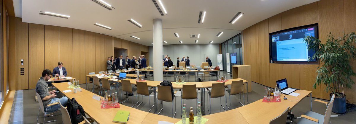 Gleich startet unsere Arbeitskonferenz zur Nationalen Kreislaufwirtschaftsstrategie! Wir freuen uns auf zahlreiche Impulse und spannende Diskussionen im #HausderKreislaufwirtschaft ♻️🤗 #kreislaufwirtschaft #circulareconomy