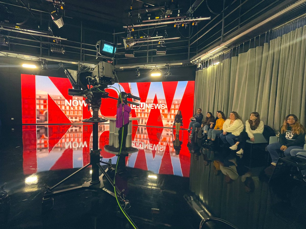 EscuelaUE's tweet photo. Los alumnos del Máster en Periodismo de El Mundo estrenan los estudios de radio y televisión del nuevo edificio de la @USPCEU #Esue #EsueMasterElMundo #periodismo #masterperiodismo https://t.co/w5nRPdzZzw