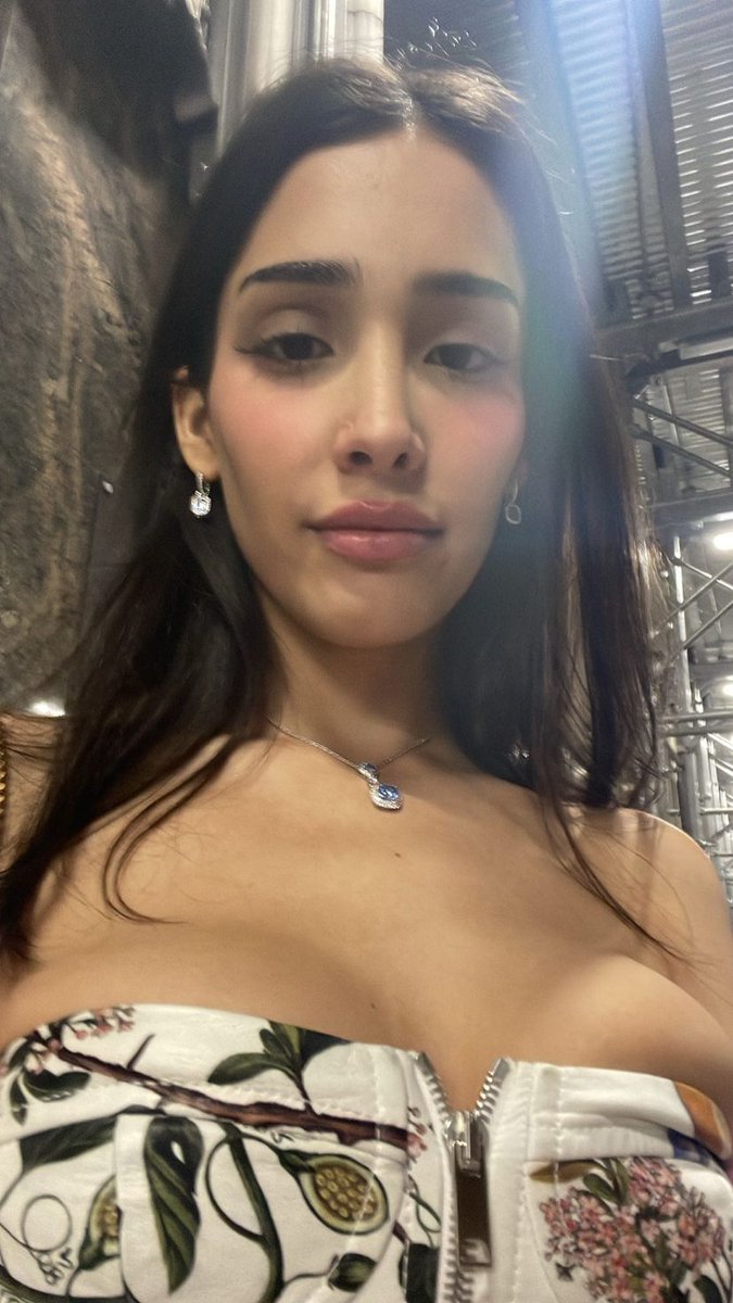 oh i love her necklace