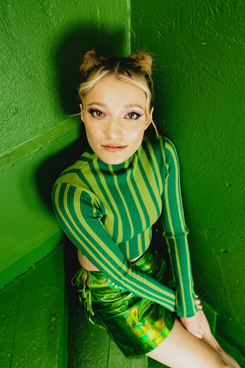 Valloittava Nuppu Oinas julkaisi tänään uuden singlen Happee, jossa haikaillaan omaa tilaa romanttiseen suhteeseen. Yhdessä Olli Palmusen kanssa kirjoitettu uusi single esittelee suloisesta Nupusta uuden puolen 😍 Kuuntele biisi täältä! lnk.to/happee